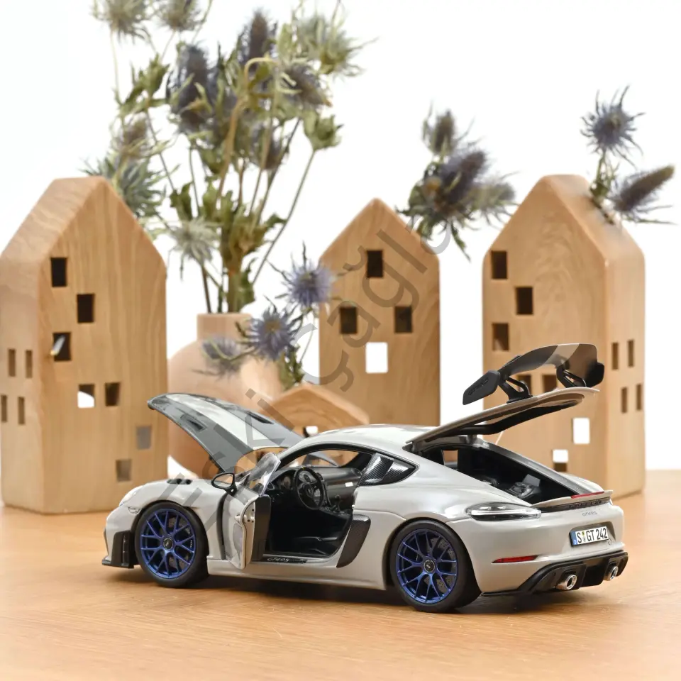 1:18 Norev Porsche Cayman GT4 RS w/Weissach Pack 2023