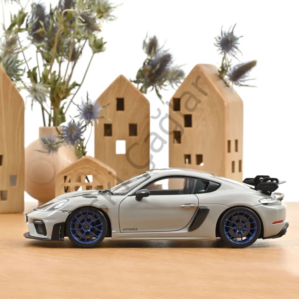 1:18 Norev Porsche Cayman GT4 RS w/Weissach Pack 2023