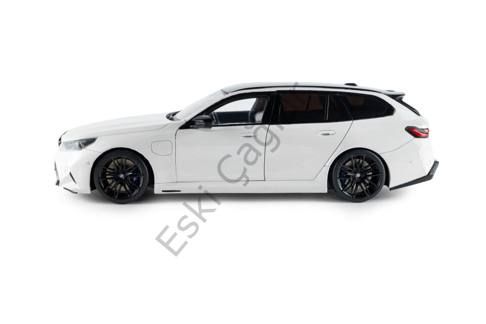 1:18 Solido BMW M5 TOURING Alpine White Solid 2025