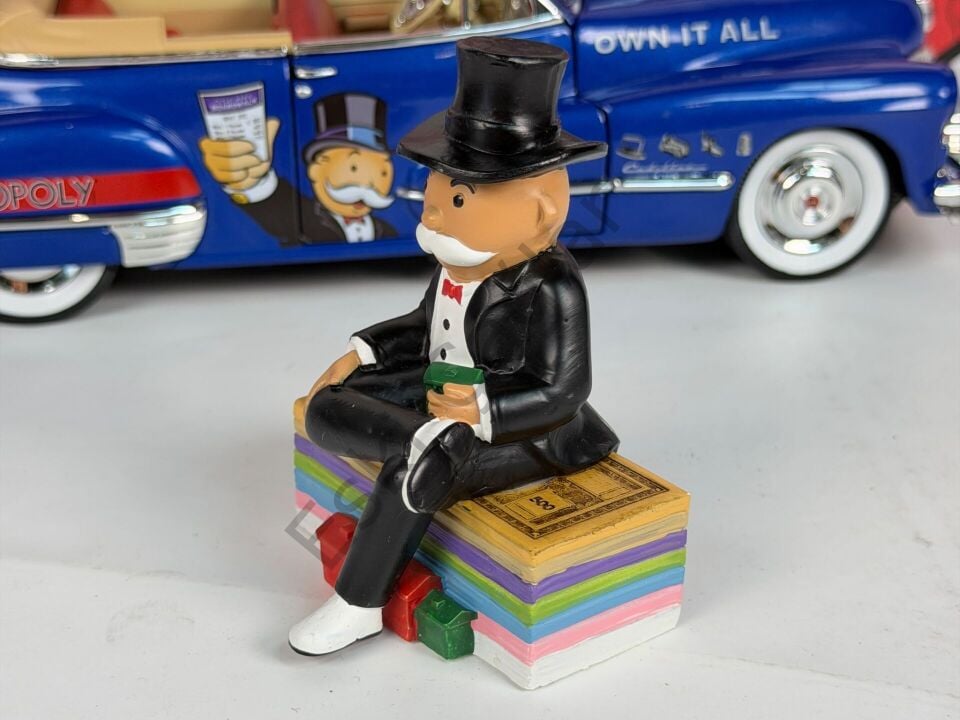 1:18 Autoworld Cadillac Series 62 Cabriolet Open 1947 With Mr. Monopoly Figure