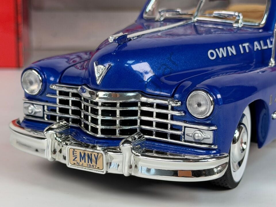 1:18 Autoworld Cadillac Series 62 Cabriolet Open 1947 With Mr. Monopoly Figure