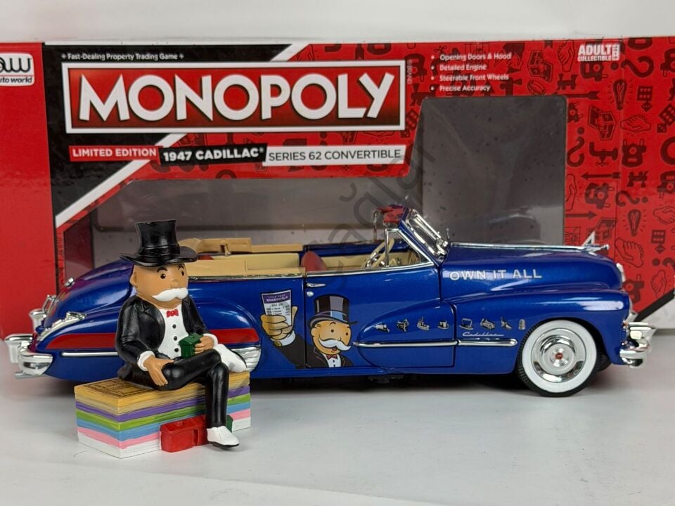 1:18 Autoworld Cadillac Series 62 Cabriolet Open 1947 With Mr. Monopoly Figure