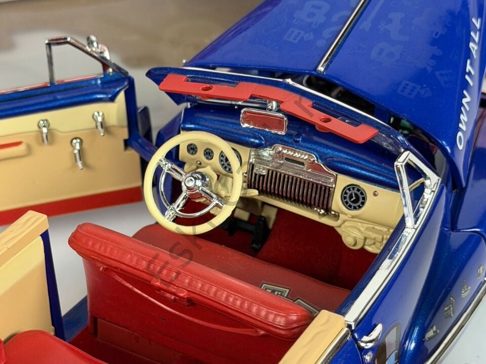1:18 Autoworld Cadillac Series 62 Cabriolet Open 1947 With Mr. Monopoly Figure