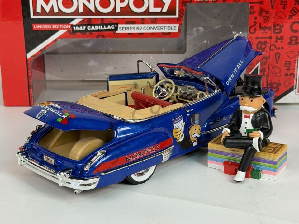 1:18 Autoworld Cadillac Series 62 Cabriolet Open 1947 With Mr. Monopoly Figure