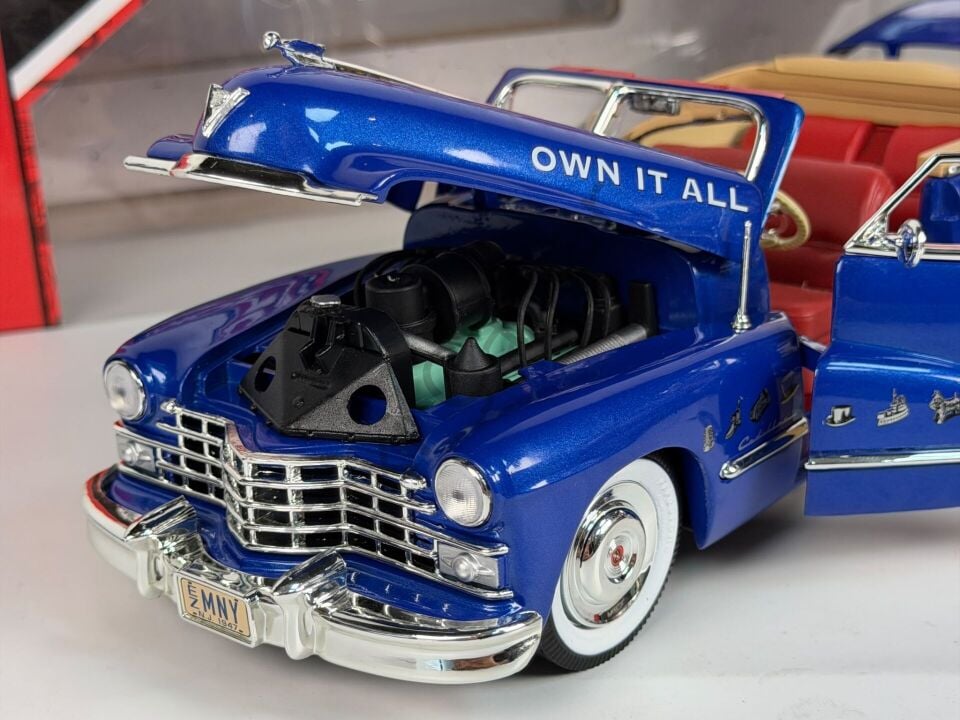 1:18 Autoworld Cadillac Series 62 Cabriolet Open 1947 With Mr. Monopoly Figure