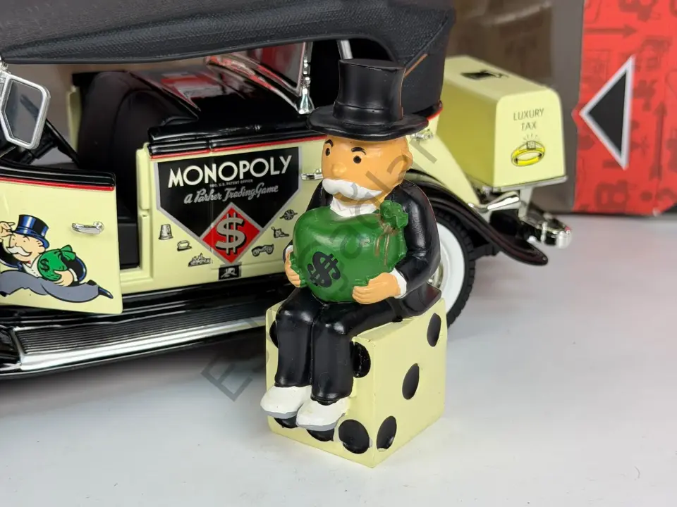 1:18 Autoworld Cadillac V16 Sport Pheaton Cabriolet Open Mr. Monopoly Figure 1932