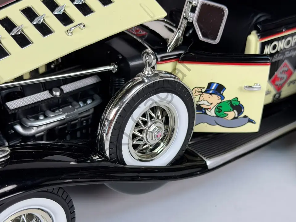 1:18 Autoworld Cadillac V16 Sport Pheaton Cabriolet Open Mr. Monopoly Figure 1932