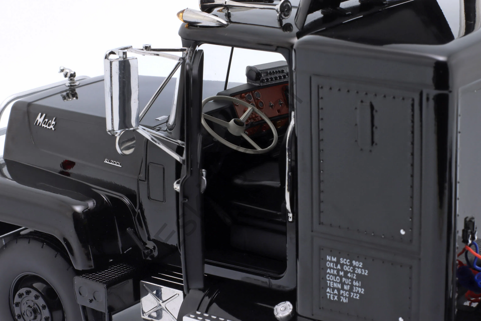1:18 Road Kings Mack RL700L Tracktor Truck 3 Assi 1974 Black